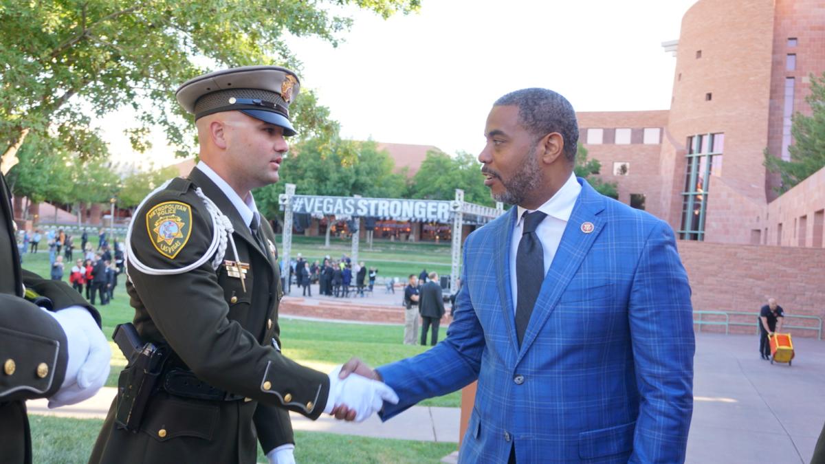 Representative Steven Horsford shaking hands with Las Vegas Metropolitan Police Sergeant